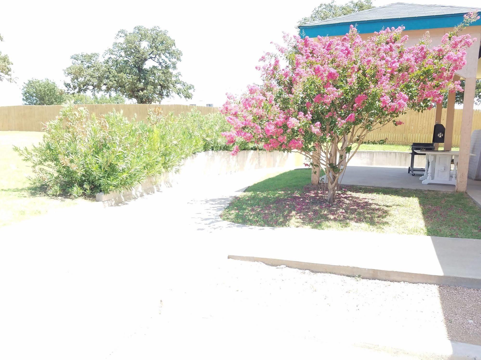 Quality One Motel Weatherford Exterior photo